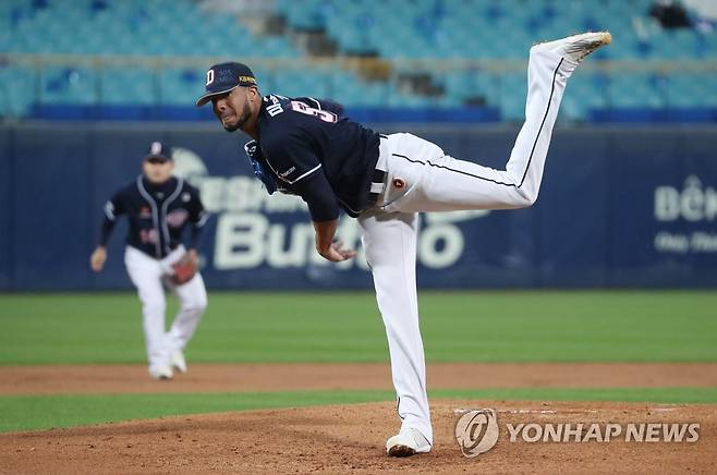 두산 미란다 '역투' (대구=연합뉴스) 김현태 기자 = 19일 오후 대구 삼성라이온즈파크에서 열린 프로야구 '2021 프로야구 신한은행 SOL KBO리그' 두산 베어스와 삼성 라이온즈의 경기. 1회말 두산 선발투수 미란다가 역투하고 있다. 2021.10.19 mtkht@yna.co.kr