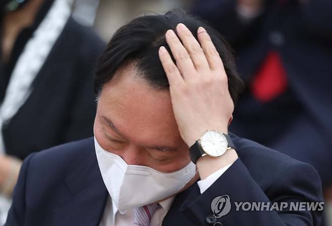 머리 넘기는 윤석열 (창원=연합뉴스) 김동민 기자 = 국민의힘 윤석열 대선 예비후보가 19일 오후 창원 의창구 경남도당에서 열린 '경남 선대위 임명장 수여식'에서 머리를 넘기고 있다. 2021.10.19 image@yna.co.kr