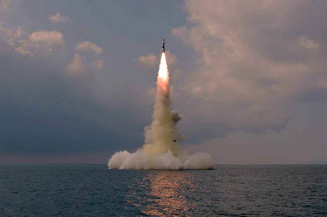 북한 조선중앙통신은 20일 ‘조종유도기술’이 도입됐다는 신형 잠수함발사탄도미사일(SLBM)을 공개했다. 그러면서 19일 쏜 SLBM이 바지선 아닌 잠수함에서 시험 발사했다고 주장했다.(사진=조선중앙통신, 뉴스1 제공)