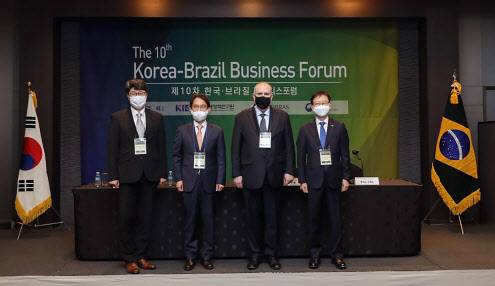 (왼쪽부터) 조충제 KIEP 세계지역연구센터 소장, 최종욱 외교부 중남미국 국장, 루이스 로뻬스 주한브라질대사관 대사, 편무원 한국브라질소사이어티 부회장이 기념촬영을 하고 있다(사진=연합뉴스)