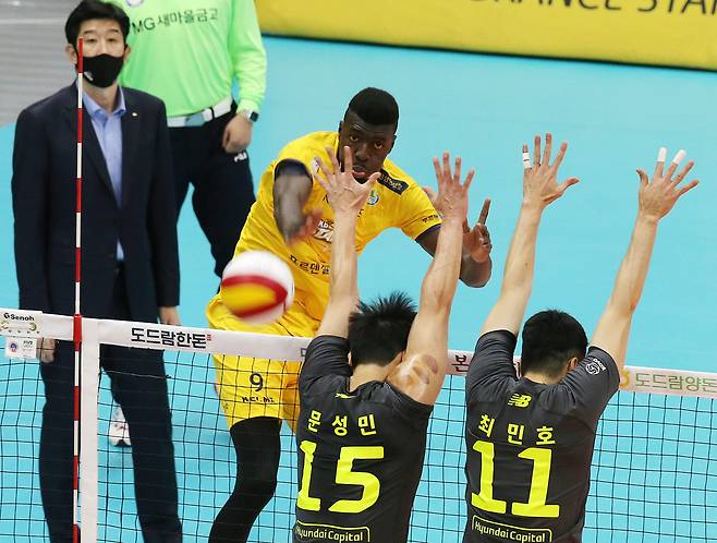 남자배구 KB손해보험의 돌아온 말리특급 케이타가 20일 경기도 의정부체육관에서 열린 현대캐피탈과의 경기에서 강스파이크를 날리고 있다. (의정부=연합뉴스)