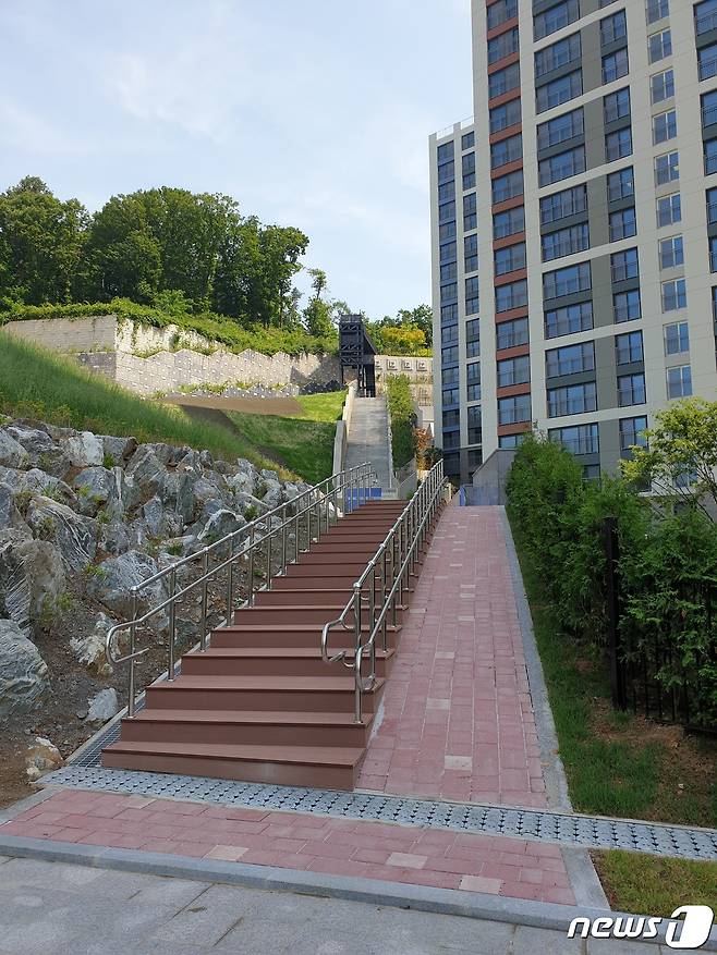 높은 옹벽과 과다 이익 등으로 논란의 중심에 서 있는 성남시 백현동 아파트. © News1 김평석 기자