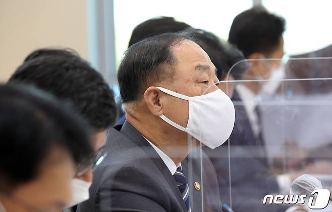 홍남기 경제부총리 겸 기획재정부 장관이 20일 서울 여의도 국회에서 열린 기획재정위원회의 기획재정부 등에 대한 종합국정감사에서 의원들의 질의에 답하고 있다. 2021.10.20/뉴스1 © News1 구윤성 기자