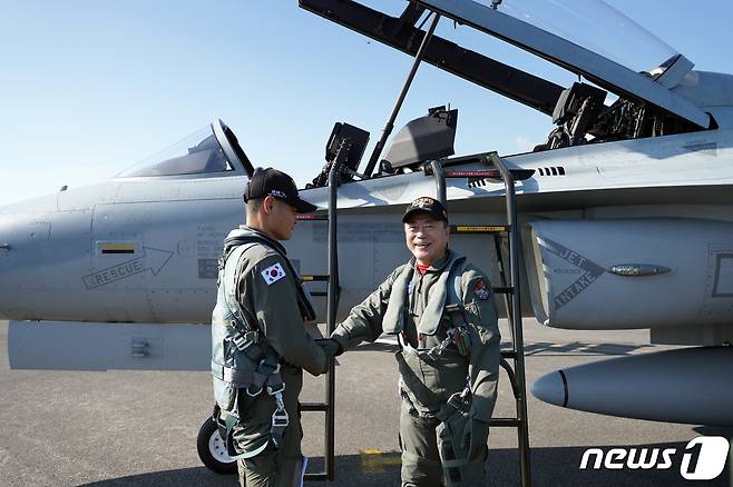 문재인 대통령이 20일 경기도 성남시 서울공항에서 열린 2021 서울 국제 항공우주 및 방위산업 전시회(ADEX) 개막 기념행사에 국산 경공격기 FA-50을 타고 도착하고 있다. 2021.10.20/뉴스1 © News1 이광호 기자