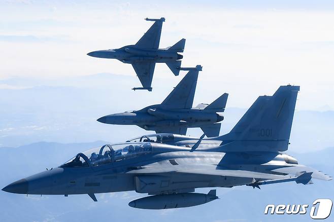 문재인 대통령이 20일 경기도 성남시 서울공항에서 열린 2021 서울 국제 항공우주 및 방위산업 전시회(ADEX) 개막 기념행사에 참석하기 앞서 국산 경공격기 FA-50에 탑승해 영공을 비행하고 있다. 문 대통령이 탑승한 FA-50은 수원 공군기지를 출발해 천안 독립기념관과 서울 현충원, 용산 전쟁기념관 상공을 비행해 서울공항에 도착했다.(국방부 제공) 2021.10.20/뉴스1