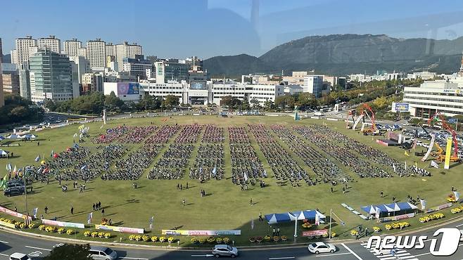 민주노총 경남본부가 20일 오후 2시부터 경남 창원시청 앞 광장에서 '불평등 타파, 한국사회 대전환 실현'이라는 슬로건으로 총파업대회를 열고 있다. © 뉴스1 강정태 기자