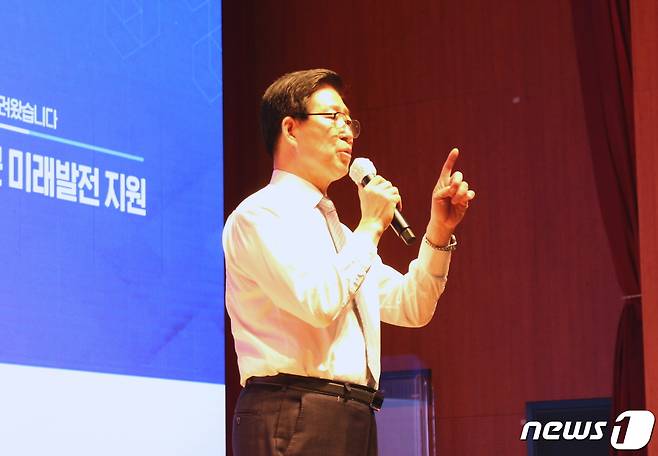 양승조 충남지사가 예산군민과의 대화에서 220만 도민과 예산군민이 함께 반드시 서해선 복선전철의 삽교역사를 신설하자”고 강조했다.© 뉴스1 최현구 기자