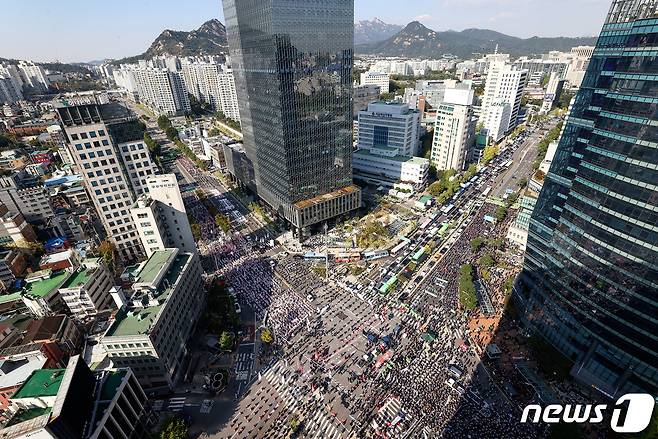 민주노총 조합원들이 20일 서울 서대문사거리에서 총파업 집회를 열고 있다. 2021.10.20/뉴스1