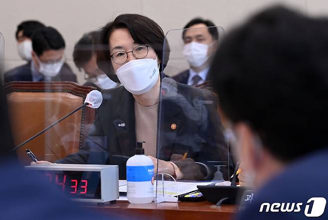 임혜숙 과학기술정보통신부 장관이 20일 오전 서울 여의도 국회에서 열린 과학기술정보방송통신위원회의 과학기술정보통신부에 대한 종합감사에서 질의에 답변하고 있다. 2021.10.20/뉴스1 © News1 구윤성 기자