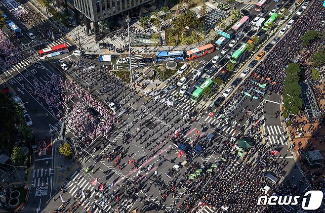 10.20 총파업에 돌입한 민주노총 조합원들이 20일 서울 서대문사거리를 점거, 총파업 집회를 열고 있다. 2021.10.20/뉴스1 © News1 유승관 기자