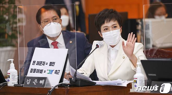 김은혜 국민의힘 의원이 20일 경기도 수원시 팔달구 경기도청에서 열린 국회 국토교통위원회의 경기도청에 대한 국정감사에서 이재명 경기지사에게 질의하고 있다. 2021.10.20/뉴스1 © News1 국회사진취재단