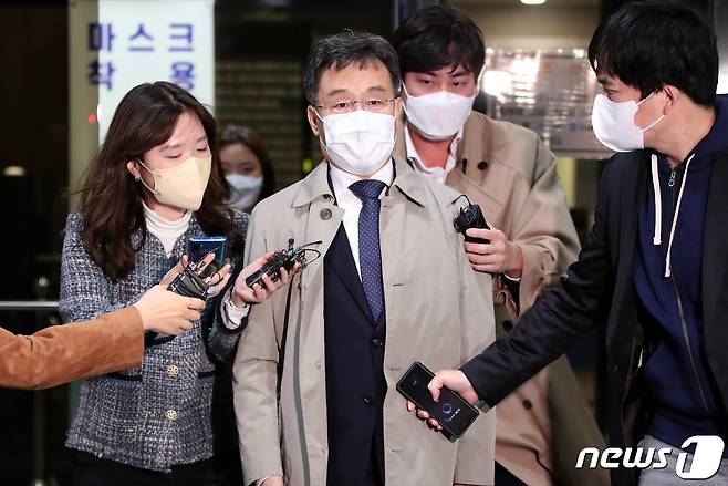 대장동 특혜 의혹의 핵심이자 화천대유의 대주주 김만배씨가 20일 밤 서울중앙지검에서 조사를 받은 뒤 귀가하고 있다.  2021.10.20/뉴스1 © News1 박정호 기자