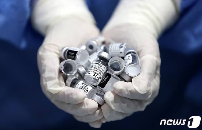 미국 제약사 화이자가 만 5세부터 11세까지 어린이를 대상으로 한 신종 코로나바이러스 감염증(코로나19) 백신이 올해 늦가을부터 초겨울이면 승인받을 수 있을 것이란 전망을 내놨다. 31일 서울의 한 백신접종센터에서 관계자가 사용한 화이자 바이알을 들고 있다. 2021.8.31/뉴스1 © News1 박지혜 기자