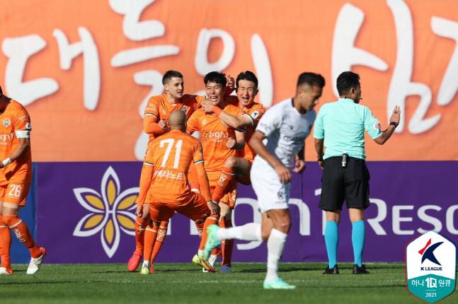 지난 17일 광주전서 승리한 강원FC 선수들.제공 | 프로축구연맹