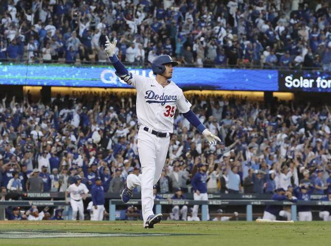 LA 다저스 코디 벨린저가 애틀랜타와의 챔피언십시리즈 3차전에서 8회 동점 3점 홈런을 터뜨린 뒤 그라운드를 돌고 있다.AP연합뉴스