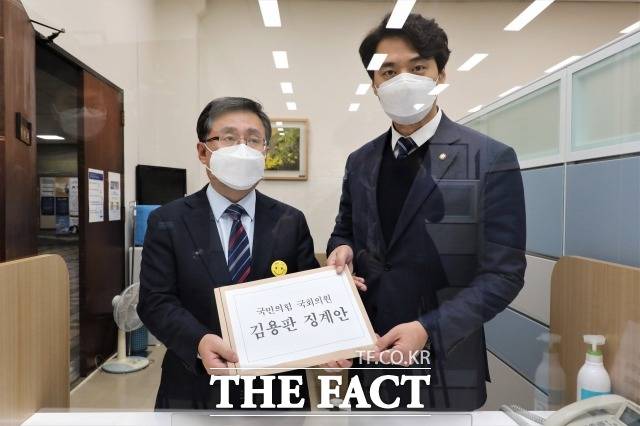 더불어민주당 김성환 원내수석부대표(왼쪽)와 한준호 원내대변인이 19일 오후 국회 의안과에 김용판 의원 징계안을 제출하고 있다. /남윤호 기자