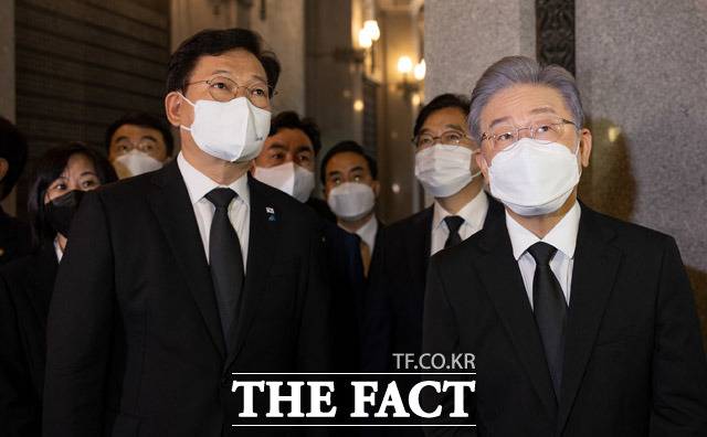 송영길 더불어민주당 대표의 '이재명 정권교체론'은 문재인 정부와의 차별화 전략 신호탄이라는 분석이 지배적이다. 지난 11일 송 대표와 국립대전현충원을 참배한 이재명 민주당 대선 후보(오른쪽). /이재명 캠프 제공