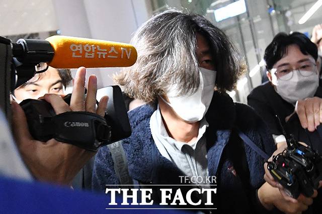 미국에 체류 중이던 대장동 개발 로비·특혜 의혹의 핵심 인물 남욱 변호사가 18일 오전 인천국제공항 제2여객터미널을 통해 귀국해 검찰 수사관에 체포돼 입국장을 나가고 있다./인천국제공항=남용희 기자