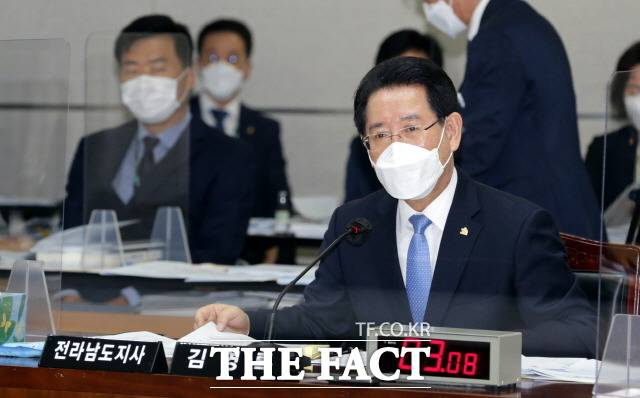 지난 15일 전남도청 왕인실에서 열린 국회 행정안전위원회 전남도 국정감사에서 김영록 지사가 위원들들의 질문에 답변하고 있다. /전남도 제공