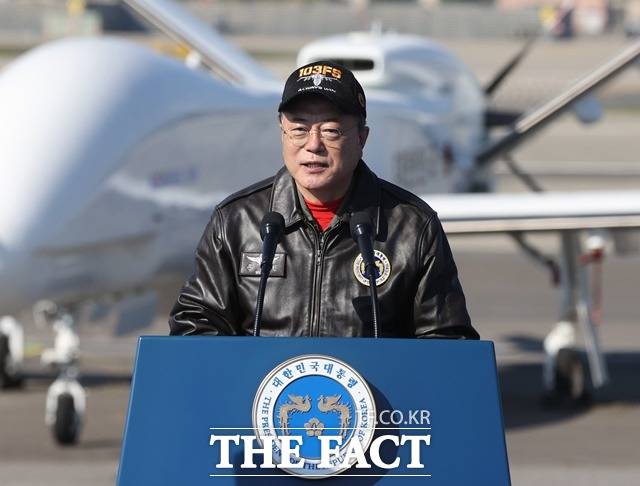 문재인 대통령이 20일 오전 2021 서울 국제 항공우주 및 방위산업 전시회 개막행사에 참석해 비행복을 입고 축사를 하고 있다. /뉴시스