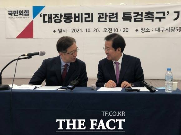 20일 국민의힘 대구시당에서 '대장동비리 관련 특검 촉구 기자회견'을 준비하면서 홍준표 의원과 최재형 전 감사원이 웃으며 담소를 나누고 있다./ 대구 = 박성원 기자