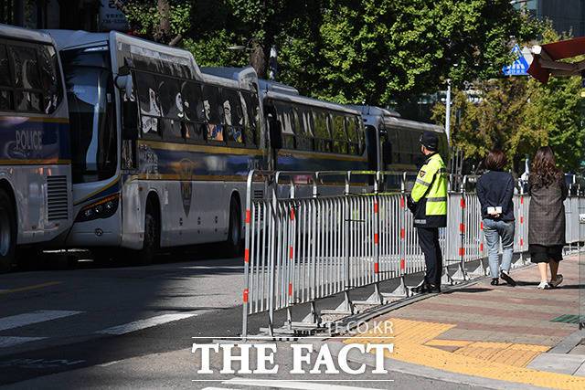 광화문 뒷편 역시 차벽과 펜스 설치.