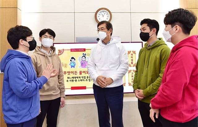 신학철 LG화학 부회장이 20일 사원·선임 등으로 구성된 4명의 젊은 직원들로부터 멘토링을 받고 있다. /LG화학 제공