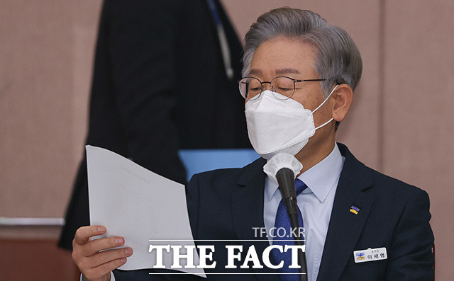 이재명 더불어민주당 대선주자는 20일 유동규 전 성남도시개발공사 본부장에 대해 "충성을 다한 것이 아니라 배신한 것"이라고 했다. 답변자료 살피는 이 후보. /국회사진취재단