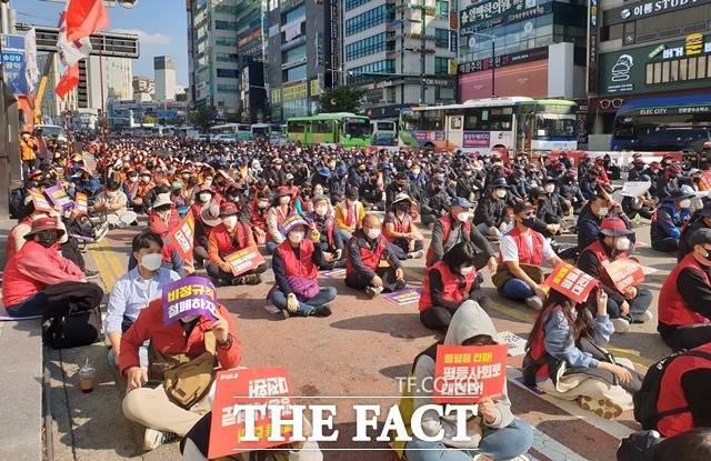 민주노총 세종충남본부가 20일 충남 천안시 천안버스터미널 앞에서 총파업대회를 진행하고 있다. / 천안 = 김아영 기자