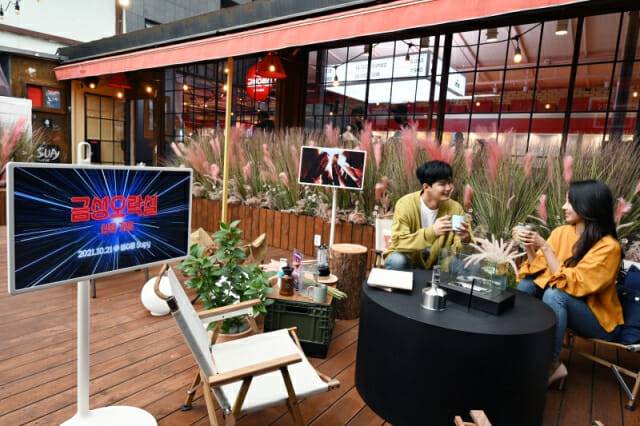 모델들이 LG 스탠바이미를 활용한 라이프스타일 체험존에서 제품을 경험하고 있다. (사진=LG전자)