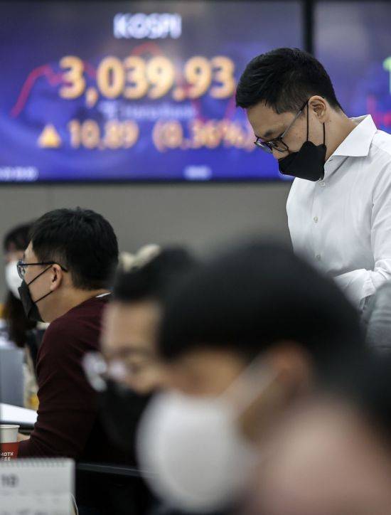 코스피가 오름세로 출발한 20일 오전 서울 중구 하나은행 본점 딜링룸에서 직원들이 업무를 보고 있다. [이미지출처=연합뉴스]