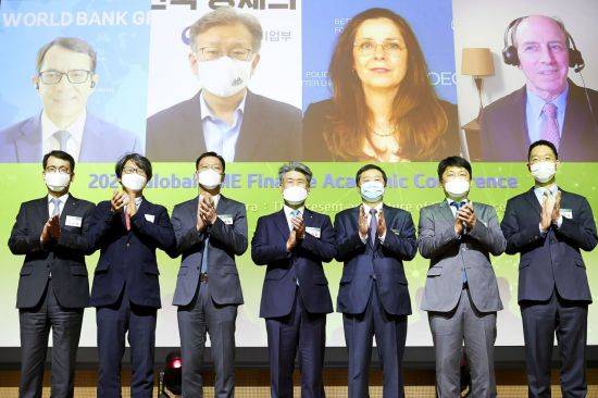 서울 을지로 기업은행 본점에서 20일 개최된 창립 60주년 기념 글로벌 중소기업금융 학술 컨퍼런스에서 윤종원 기업은행장(오른쪽에서 네번째)과 정진욱 한국경제학회장(오른쪽에서 세 번째) 및 컨퍼런스 참석자들이 기념촬영을 하고 있는 모습.