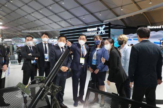 경남 창원시 허성무 시장(왼쪽 네번째)이 레이퍼 주한 호주 대사(왼쪽 다섯번째)에게 창원 기업 제품의 우수성을 설명하고 있다.[이미지출처=창원시]