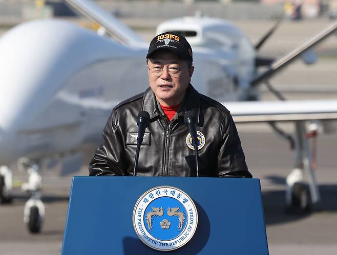 문재인 대통령이 20일 경기도 성남시 서울공항에서 열린 2021 서울 국제 항공우주 및 방위산업 전시회 기념식에 참석해 비행복을 입고 발언하고 있다. /뉴시스