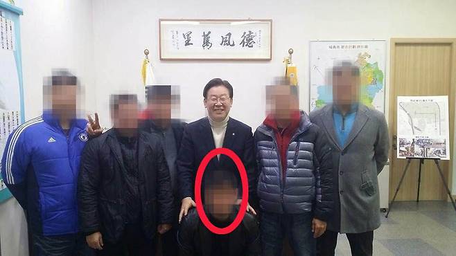 조폭 출신 A씨가 이재명 당시 성남시장과 함께 시장 집무실에서 찍은 사진. 시점 불명. /페이스북