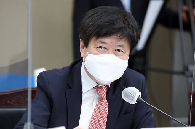 18일 오전 광주 북구 정부광주지방합동청사에서 열린 국회 기획재정위원회의 광주지방국세청 등에 대한 국정감사에서 국민의힘 유경준 의원이 질의하고 있다. /연합뉴스