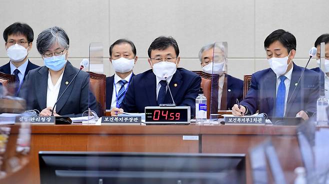 20일 서울 여의도 국회에서 열린 보건복지위원회의 보건복지부와 질병관리청·식품의약품안전청 등에 대한 국정감사 종합감사에서 권덕철 보건복지부 장관이 의원 질의에 답하고 있다. /국회사진기자단