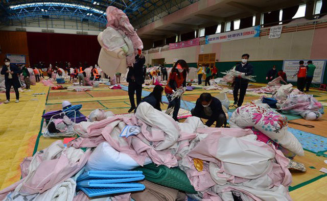 19일 경북 포항시 흥해읍 흥해실내체육관에서 자원봉사자들과 지진 피해 주민들이 임시구호소 철거 작업을 하고 있다. 포항=뉴스1