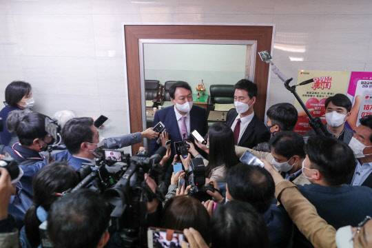 국민의힘 대선 경선 후보인 윤석열(가운데) 전 검찰총장이 20일 대구 수성구 범어동 국민의힘 대구시당에서 대구광역시 선거대책위원회 출범식 및 임명장 수여식 행사를 마친 뒤 취재진으로부터 질문을 받고 있다.윤석열 캠프 제공 사진