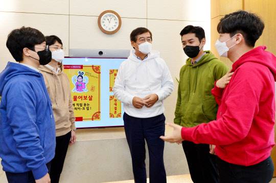 신학철(가운데) LG화학 부회장이 20일 서울 여의도 LG트윈타워 집무실에서 MZ세대 멘토들에게 소통팁을 전수받고 있다. <LG화학 제공>