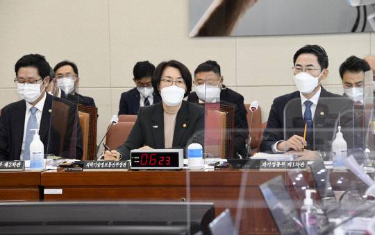 임혜숙(앞줄 가운데) 과학기술정보통신부 장관이 20일 서울 여의도 국회에서 열린 과학기술정보방송통신위원회의 과학기술정보통신부 종합감사에서 의원들의 질의에 답하고 있다. 연합뉴스