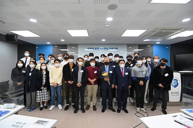 김종인 이사장(오른쪽 앞줄 4번째)이 특강을 마치고 참석자들과 기념 촬영했다.