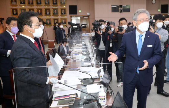더불어민주당 대선 후보인 이재명 경기도지사가 지난 18일 경기도 수원시 팔달구 경기도청에서 열린 국회 행정안전위원회의 경기도에 대한 국정감사에서 오전 일정을 마치고 김용판 국민의힘 의원과 논쟁를 벌이고 있다. 뉴스1 제공