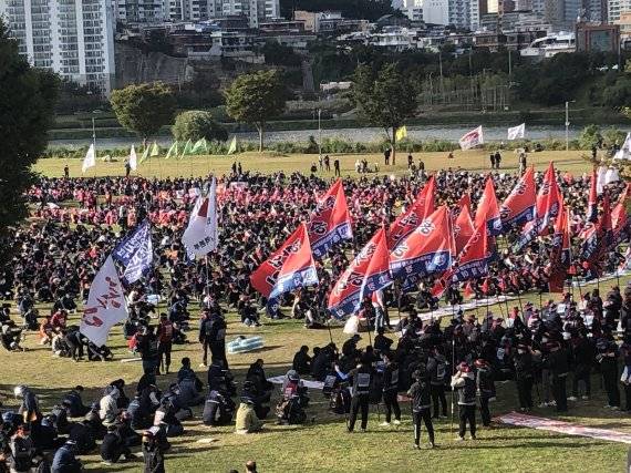 20일 울산 남구 태화강 둔치에 민주노총 총파업이 열리고 있다. 코로나19 재확산 우려에 울산시가 집회 자제를 당부했지만 이날 행사 참가 노조원들은 3000명을 웃도는 것으로 추정됐다.