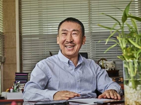 박화석 우성정공 대표이사 회장이 "우리 회사는 현재 지구상에 존재하는 모든 종류의 이중사출 금형을 구현할 수 있는 아시아에서 유일무이한 독보적 기술을 갖고 있다"고 밝히며 환하게 웃고 있다.