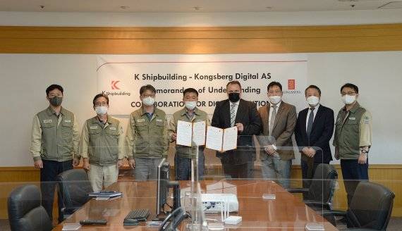 20일 케이조선은 노르웨이 콩스버그와 스마트 선박 솔루션 개발을 위한 기술협약(MOU)을 체결했다고 밝혔다. 케이조선 고태현 기술부문장(CTO·왼쪽 네번째)과 콩스버그 한국 지사장 이바 베보스타드(IVAR VEBOSTAD·왼쪽 다섯번째) 등 관계자들이 기념촬영하고 있다. 케이조선 제공
