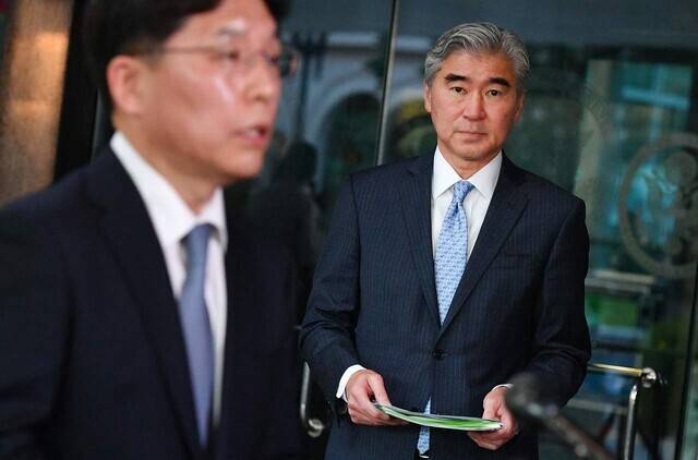 Top envoys for the North Korean nuclear issue, Noh Kyu-duk of South Korea (left) and Sung Kim of the US (right), answer questions from the press on Monday in Washington. (AFP/Yonhap News)