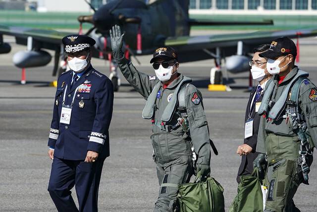 문 대통령이 20일 전투기에서 내린 뒤 행사장을 향해 손을 흔들고 있다. 청와대 제공
