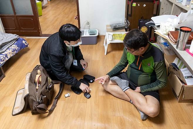 서울시 강북구에서 취약계층을 주로 방문진료하는 ‘건강의집’ 홍종원 대표원장이 혼자 사는 어르신을 찾아가 진료하고 있다. 무연고 사망자 대부분은 노숙인, 기초생활수급자 등 취약계층이다. 박승화 기자