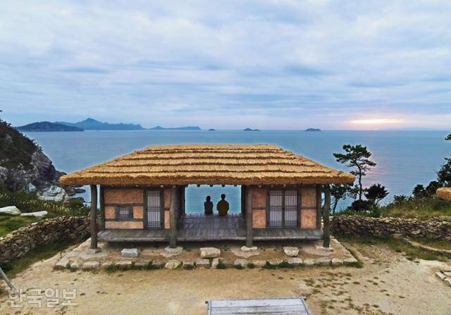 신안 도초도 서북쪽 언덕의 영화 '자산어보' 촬영지. 날이 흐려 기대했던 황홀한 노을은 보지 못했지만, 흑백영화처럼 푸근하면서도 따스한 깊이가 느껴진다.